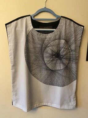 VIDA Light Gray & Black Graphic Cap-Sleeve Blouse